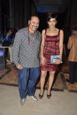 Mandira Bedi, Leslie Lewis at Samsung S4 launch by Reliance in Shangrilaa, Mumbai on 27th April 2013 (27).JPG